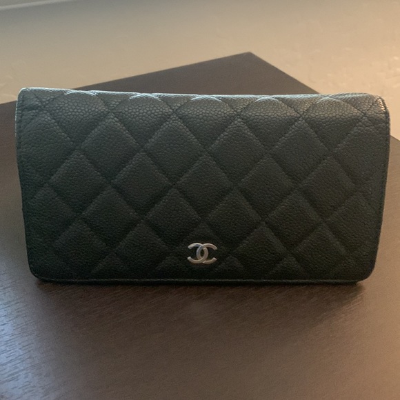 Authentic Chanel Caviar leather bifold wallet - Picture 4 of 11